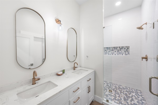Queen en suite bath with double vanity.