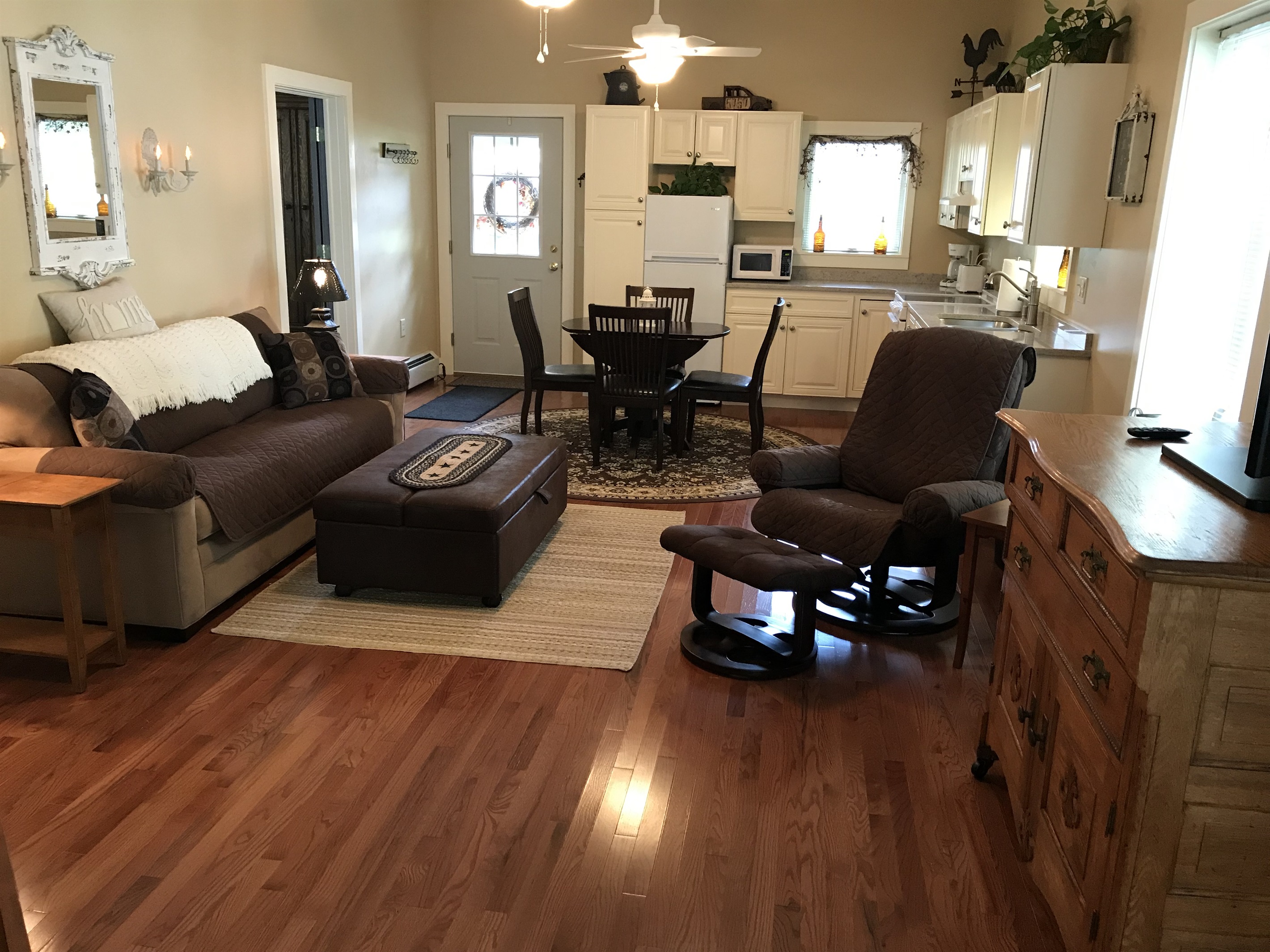 Living room/Eat-in kitchen