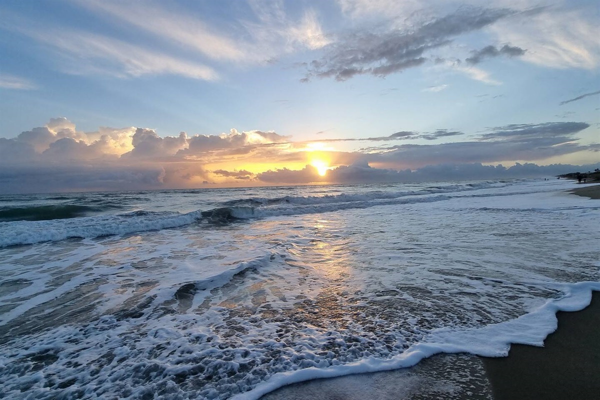 Jensen Beach, Active skies and water
