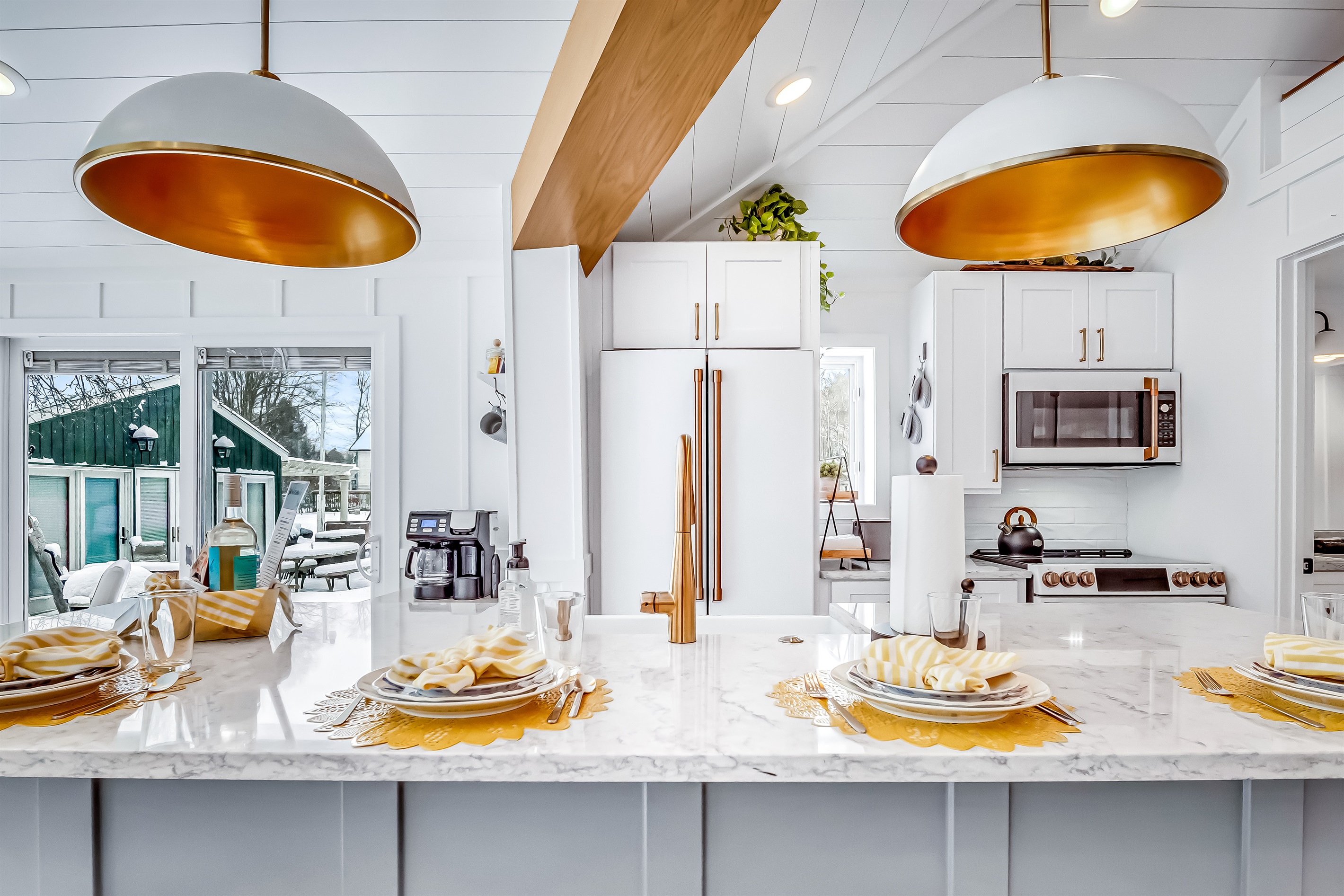 Sunrise Cottage - Kitchen large island with farmhouse sink and seating for 4