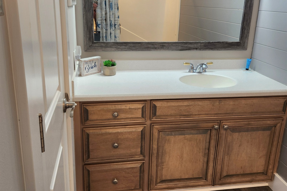 Guest Bathroom with Tub/Shower
