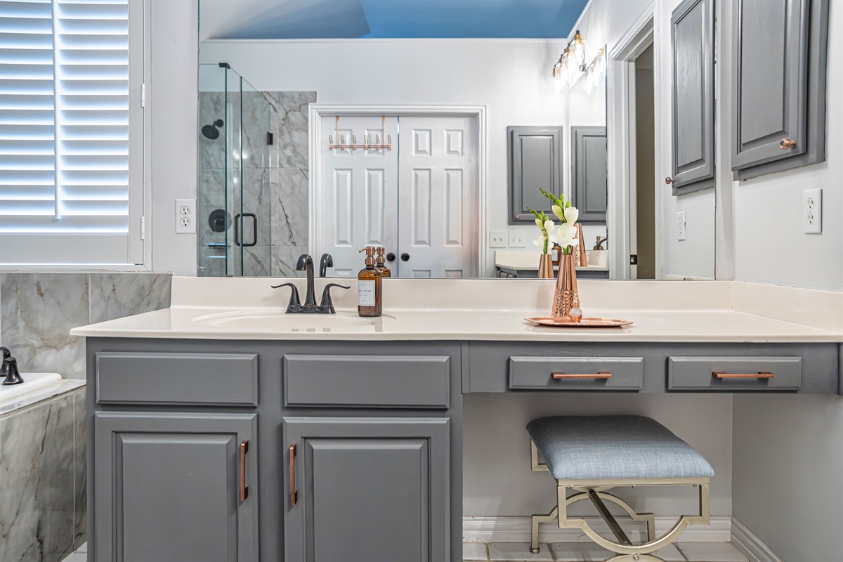 Master Ensuite Bath with Sit Down Vanity For Makeup