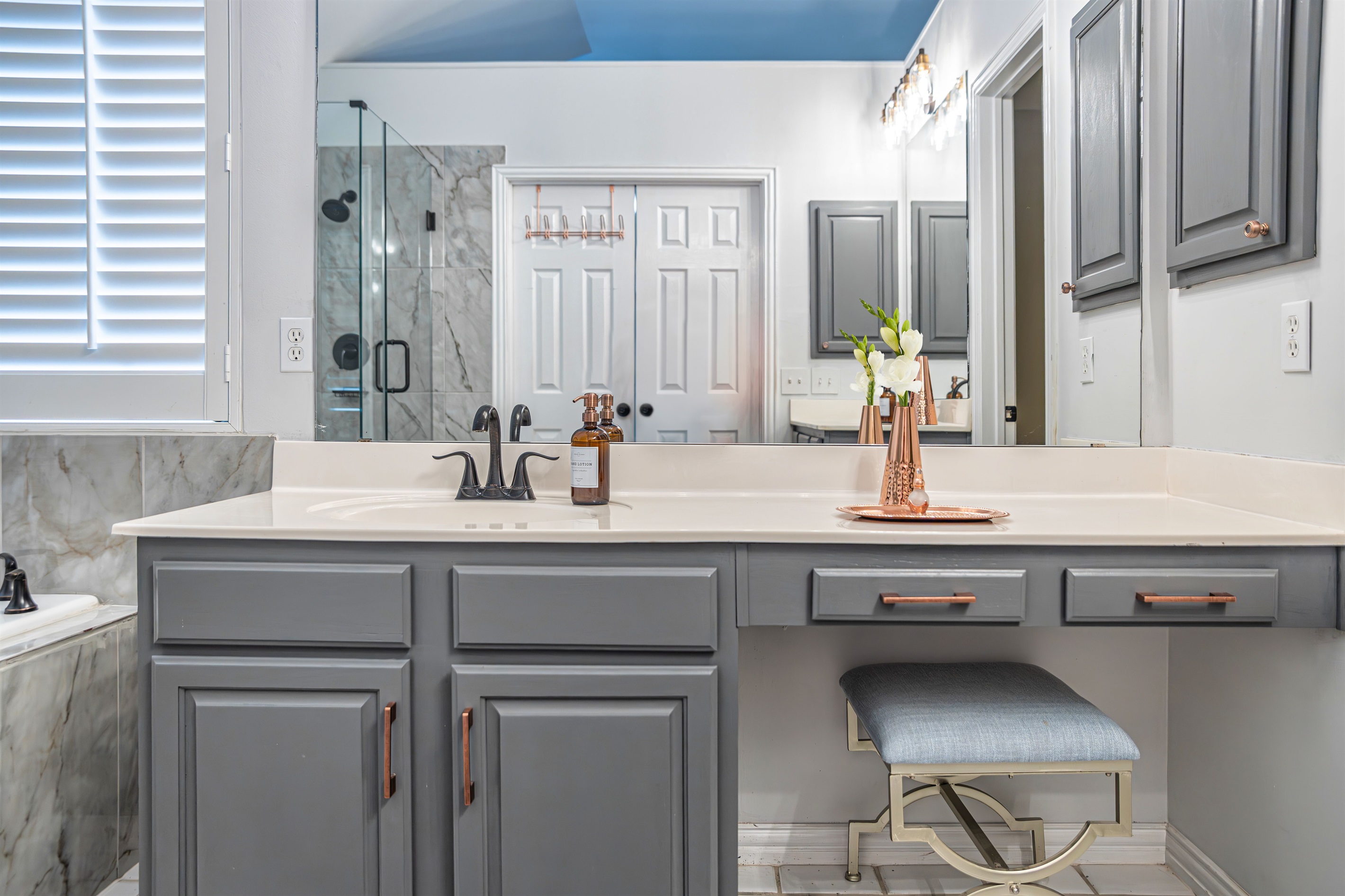Master Ensuite Bath with Sit Down Vanity For Makeup
