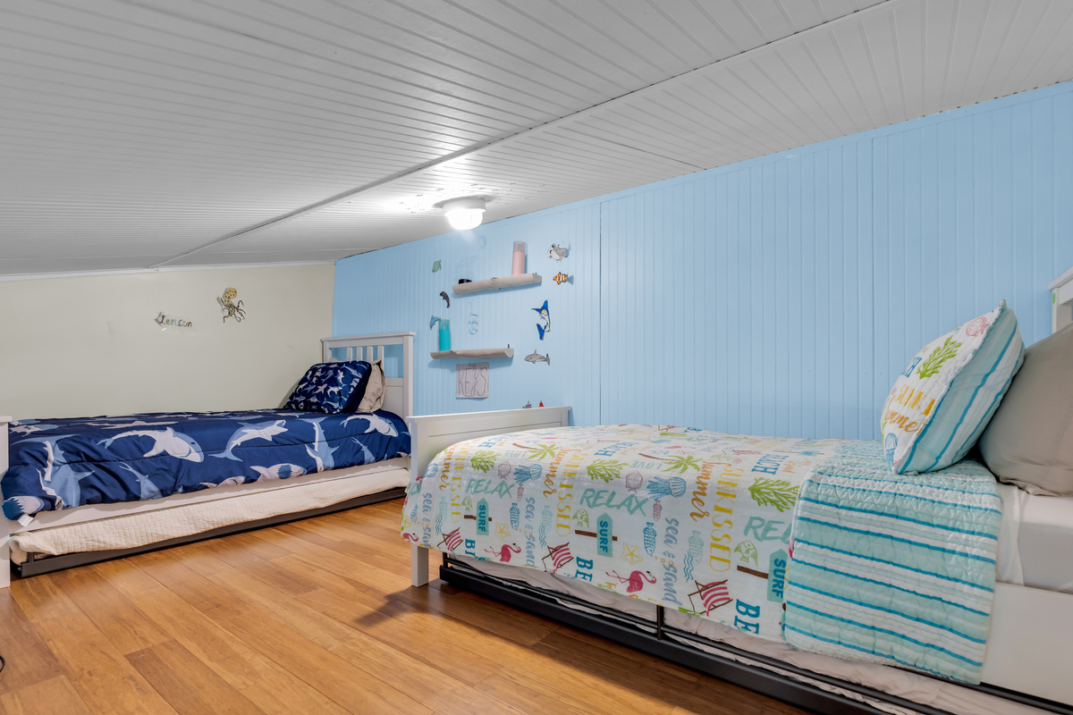 Loft bedroom with twin beds and twin pull-out trundles.
