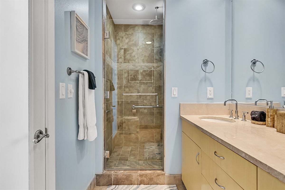 Master Walk in rain shower, grab rails, sinks