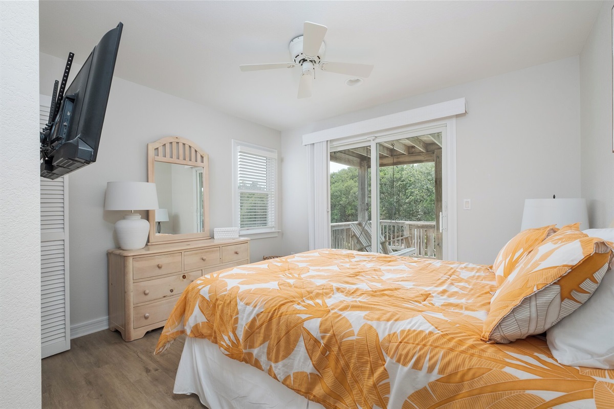 Bright bedroom w/ Deck Access!