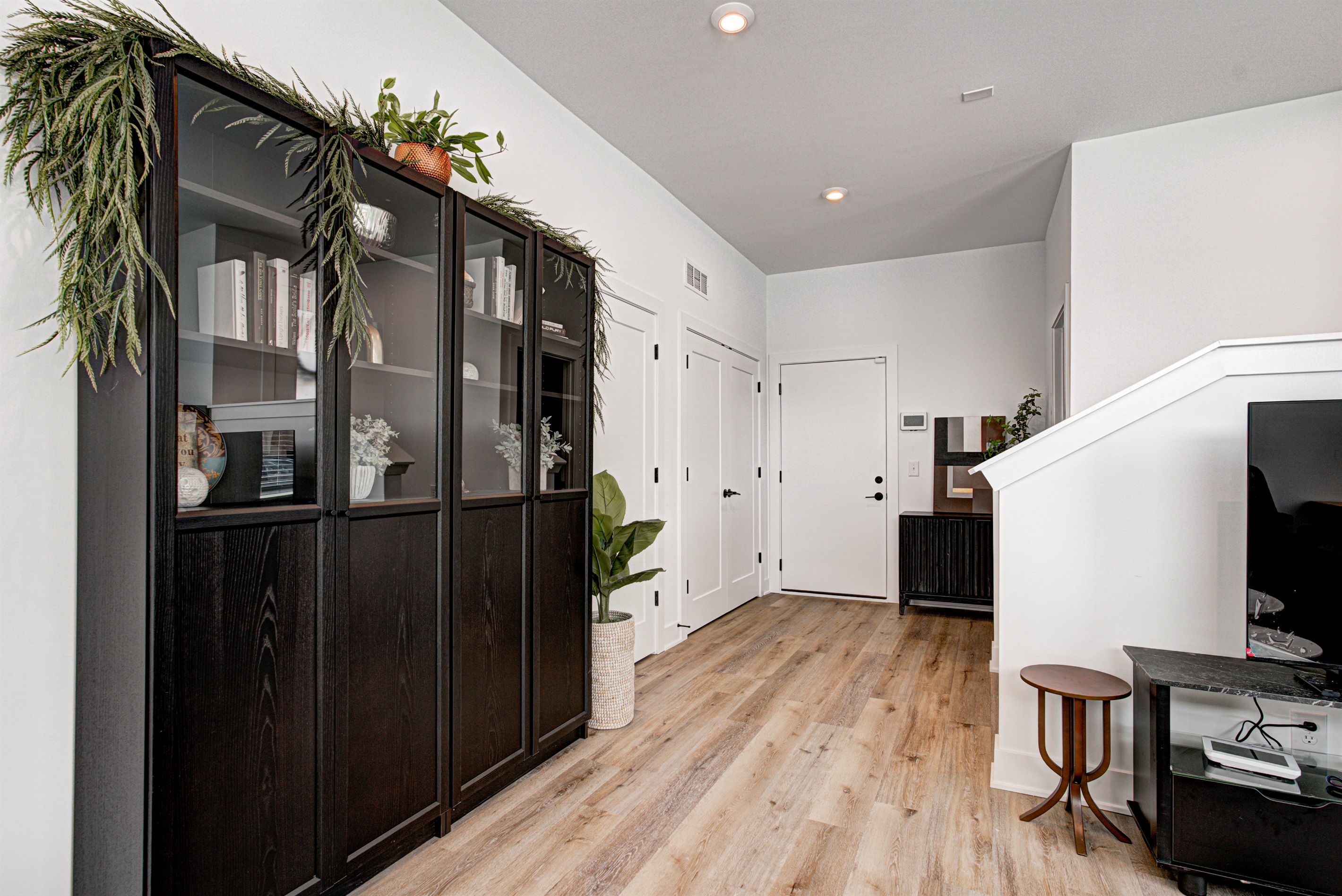Designed for comfort and focus, this space includes a desk, chair, study lamp, TV, and a couch for breaks or reading. With lightning-fast Wi-Fi, it’s ideal for remote work, study, or relaxing.