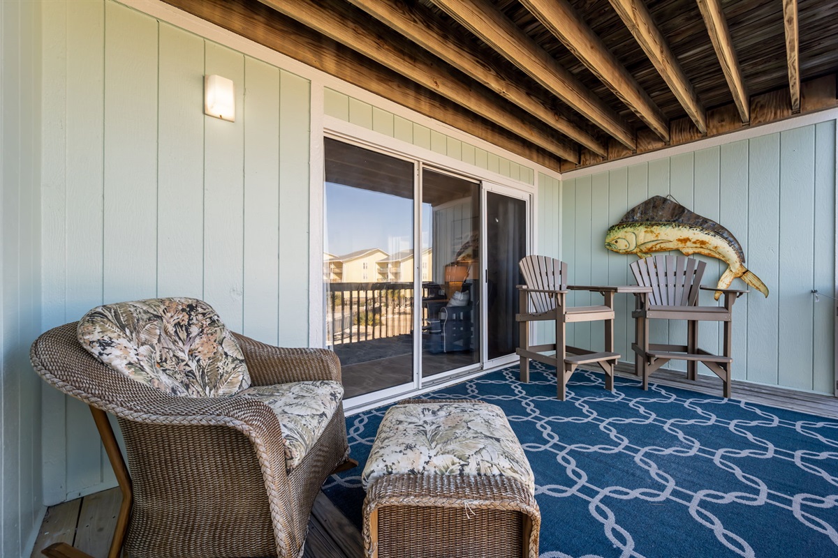 Balcony area with nautical d&eacute;cor
