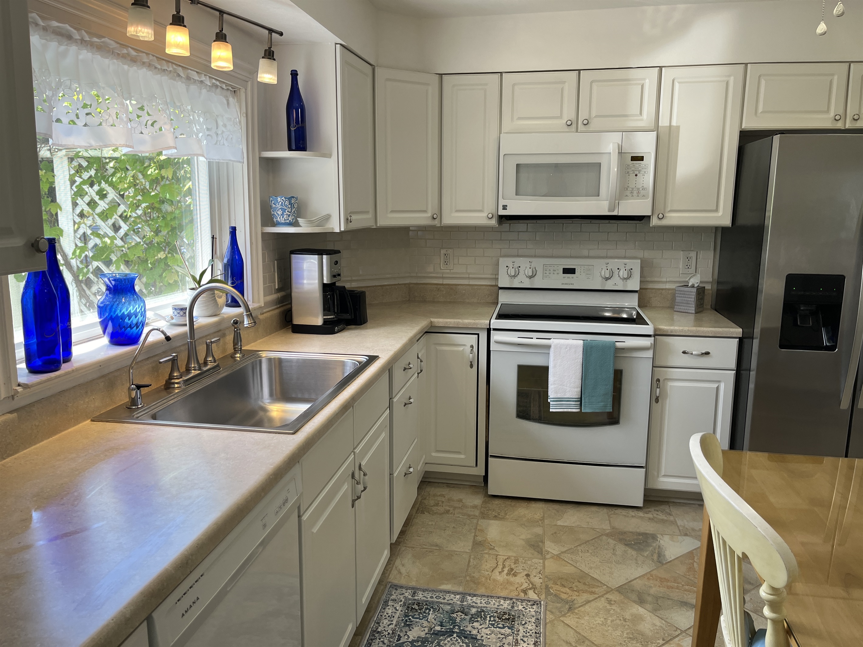 Updated eat-in kitchen