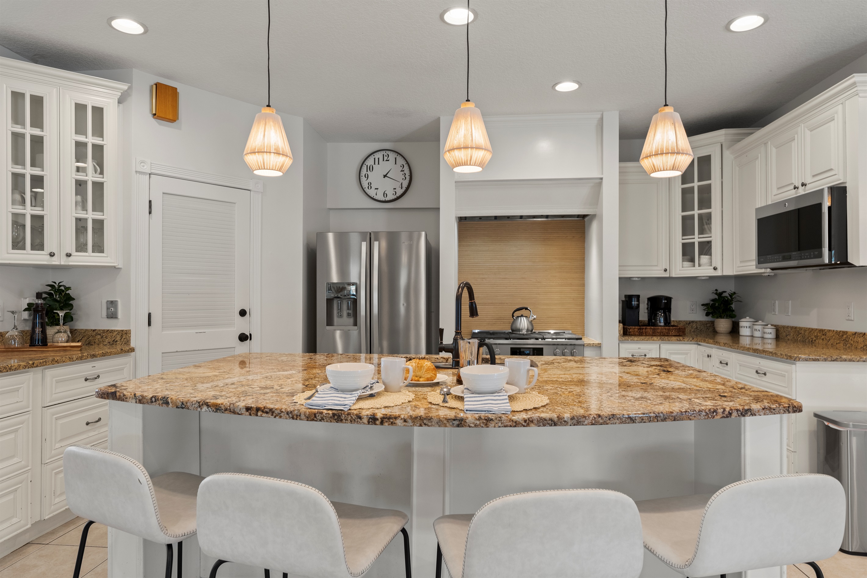 Spacious gourmet kitchen, fully equipped with a 6-burner range for culinary enthusiasts and 4 bar seats at the kitchen island for additional dining options