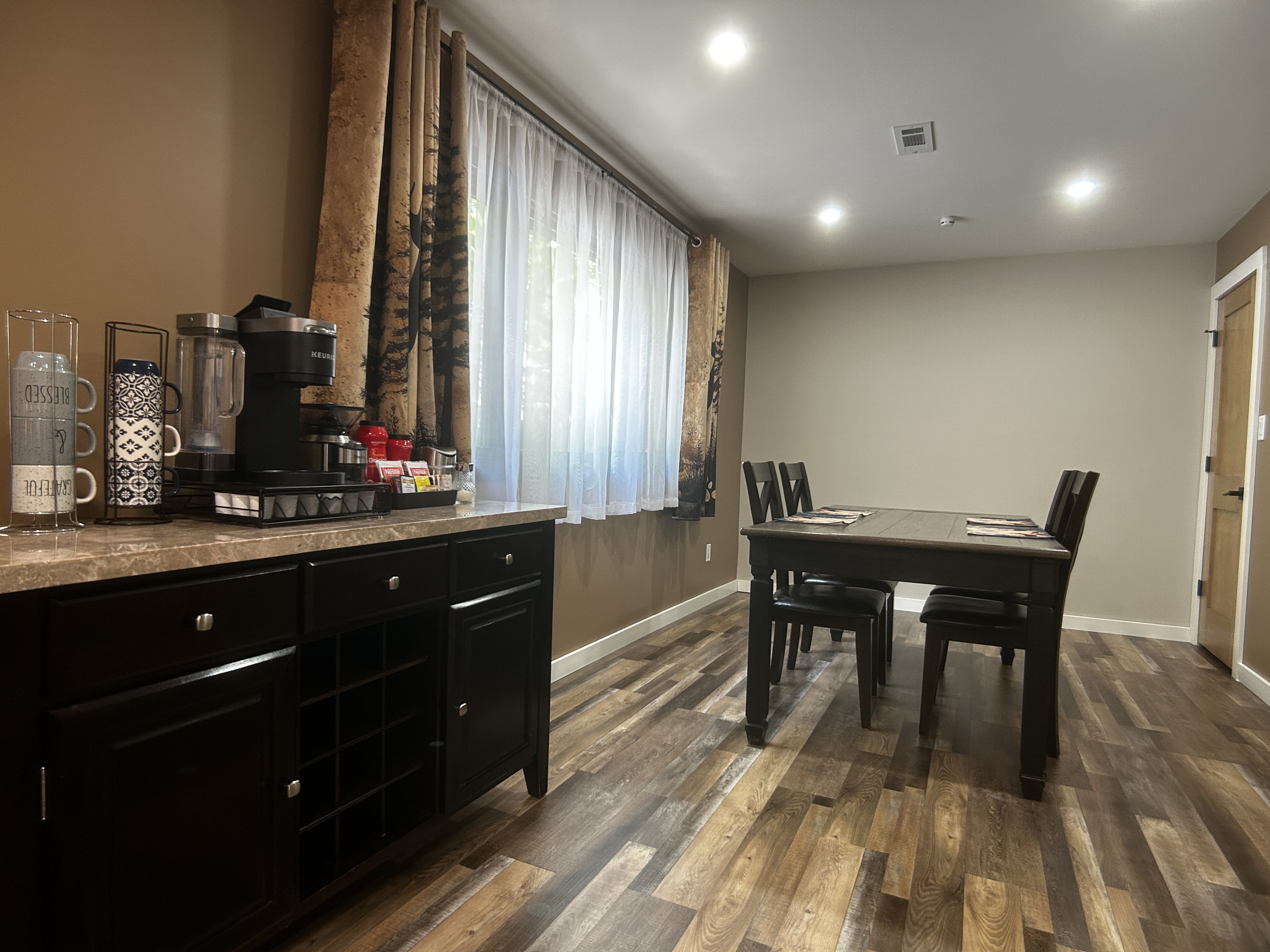 Seating for 4 at the dining room table.
