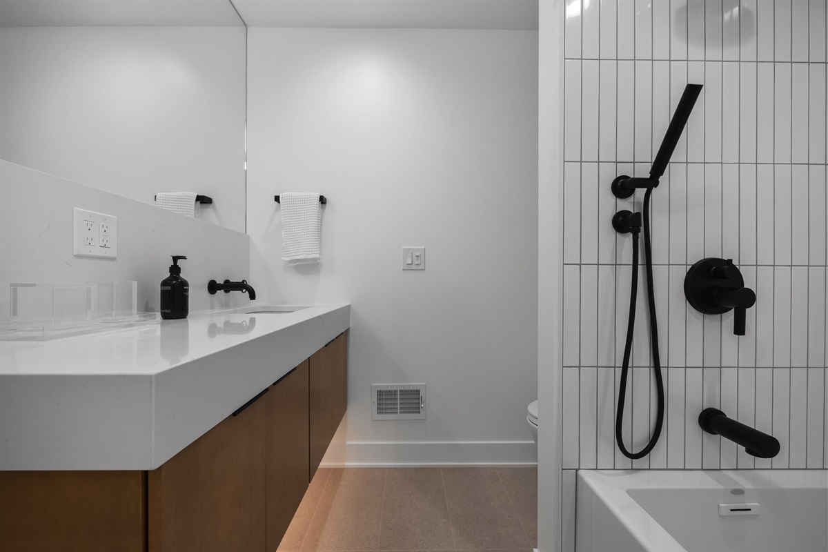 Full Tub/Shower Combo Bathroom