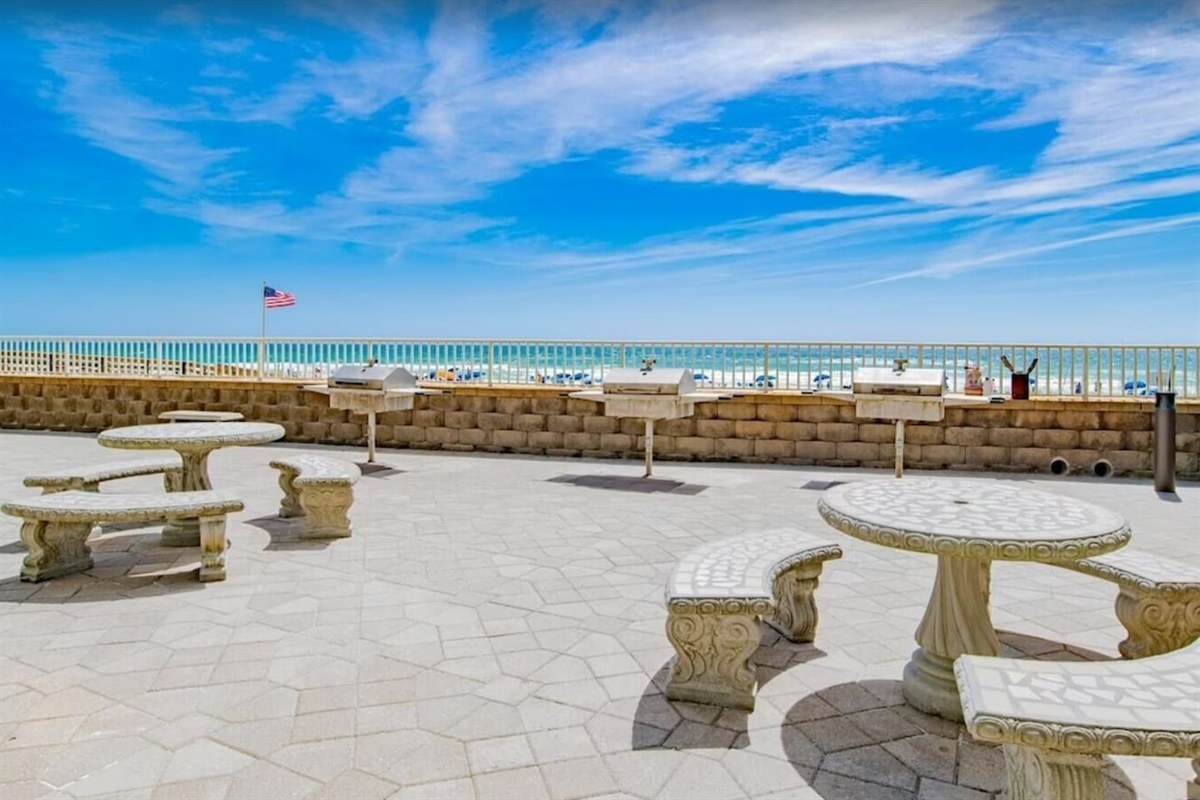 Common Grill Area w/ Tables