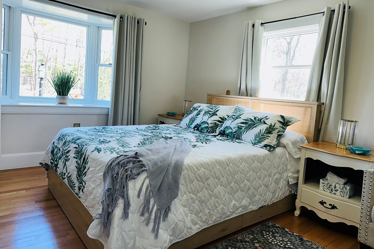 3 bedrooms sleeps 6 guests with 2 queen beds and 2 twin beds.