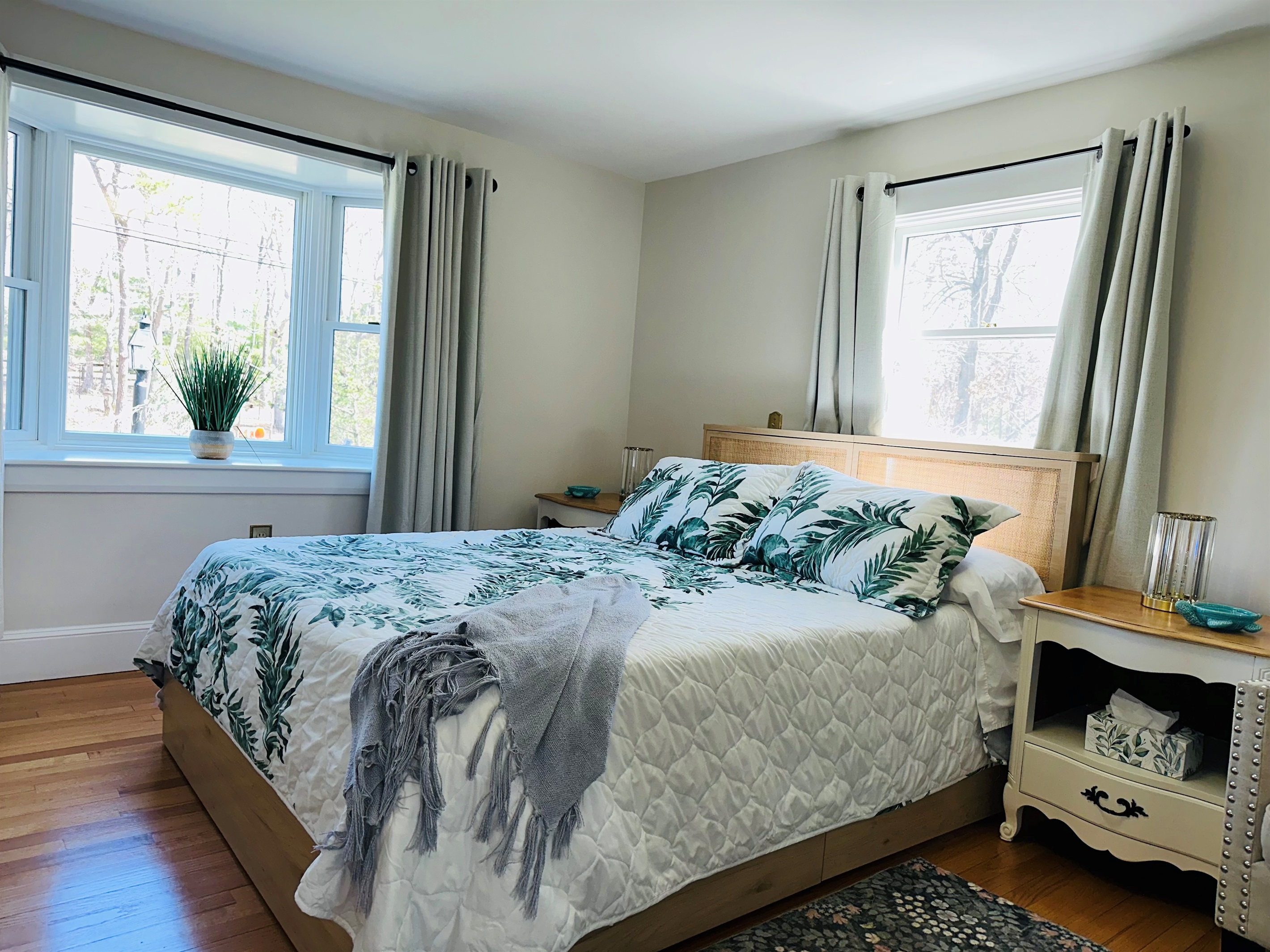 3 bedrooms sleeps 6 guests with 2 queen beds and 2 twin beds.