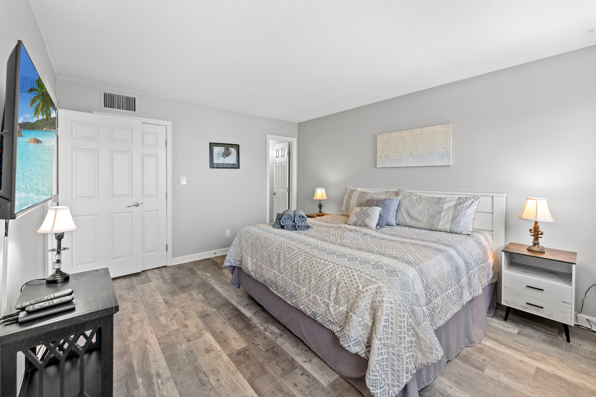 Spacious Main Bedroom with king bed and ensuite