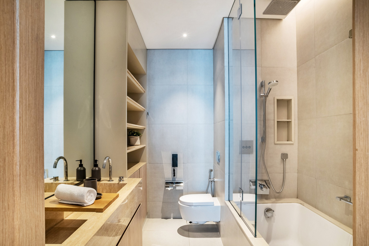 Large en suite bathroom