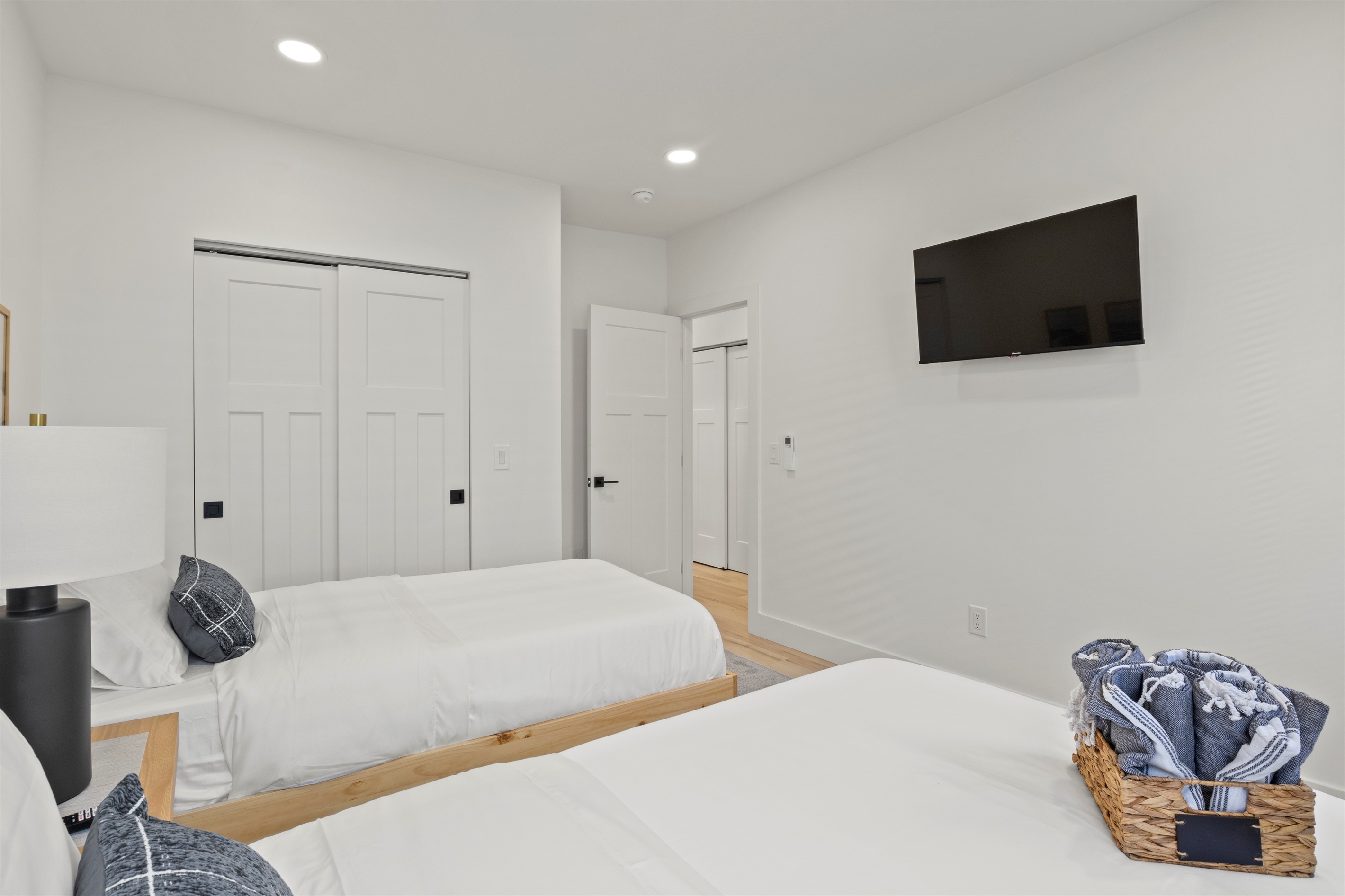 Bedroom #2 (2) XL Adult Size Twin Beds w/ Smart TV 