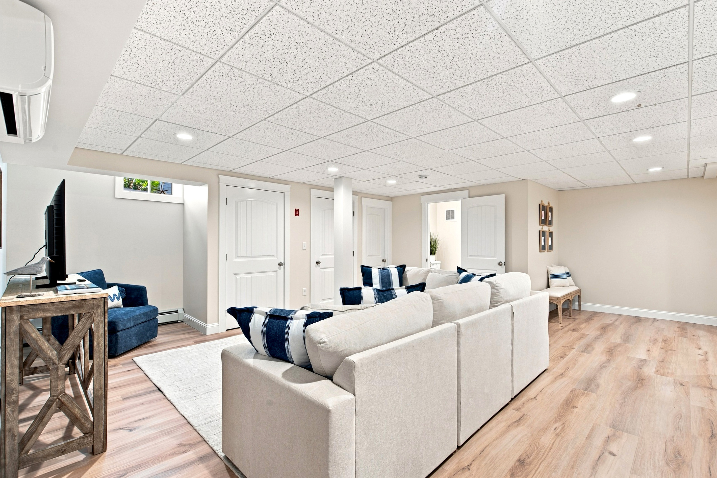 The roomy lower level combines comfortable sleeping and lounge areas for added flexibility during your stay.