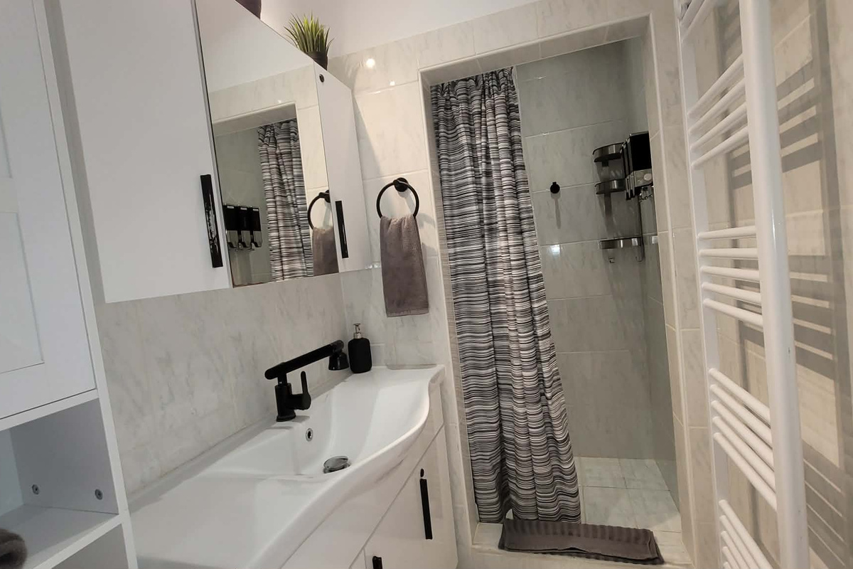 Full Bathroom with Rain Shower & Hand held shower, Shampoo, Conditioner & Shower Gell provided