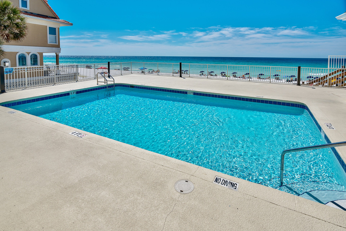 BEACHSIDE POOL!