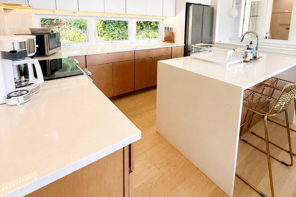 A kitchen designed for gathering. 🍽️
Modern finishes, ample prep space, and room for everyone to linger a little longer over breakfast before heading out to enjoy Lake Santeetlah.