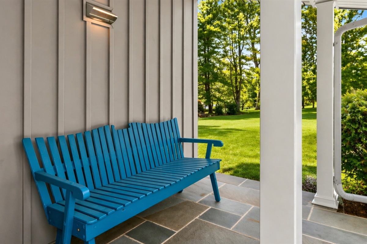 Sitting area off the back poarch