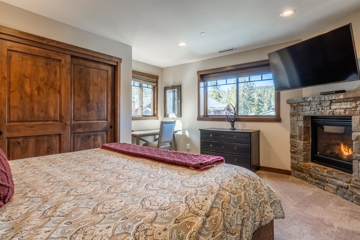 Interstellar | Bear’s Den Primary Suite
This cozy king suite features a fireplace, warm natural light, and a dedicated workspace with views toward Canyon’s ski runs and surrounding mountains.
