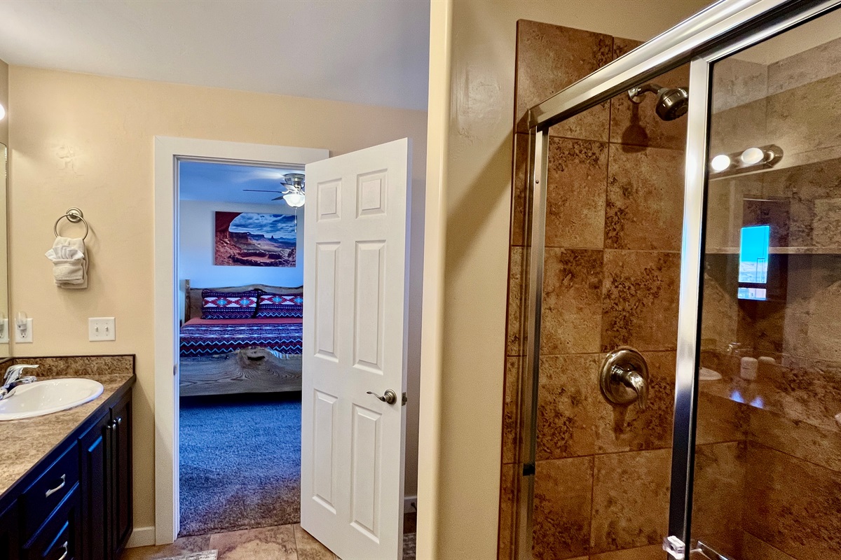 Attached Ensuite Bathroom