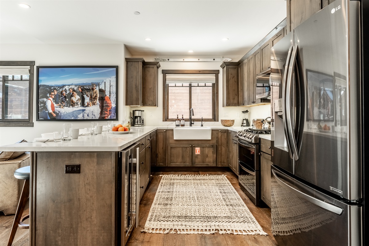 The oversized kitchen peninsula doubles as a natural gathering spot, accented by iconic Slim Aarons photography that adds a playful nod to Mammoth’s ski-era style.