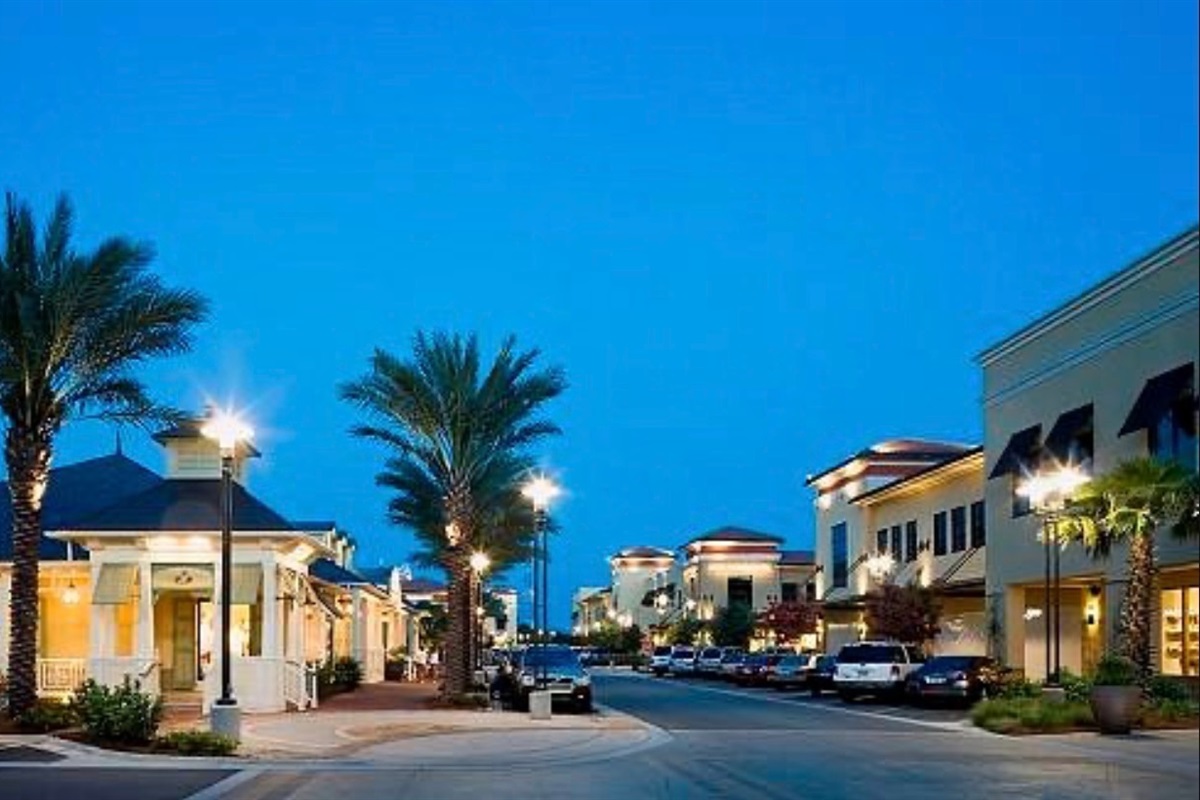 Grand Boulevard (5 minutes away)