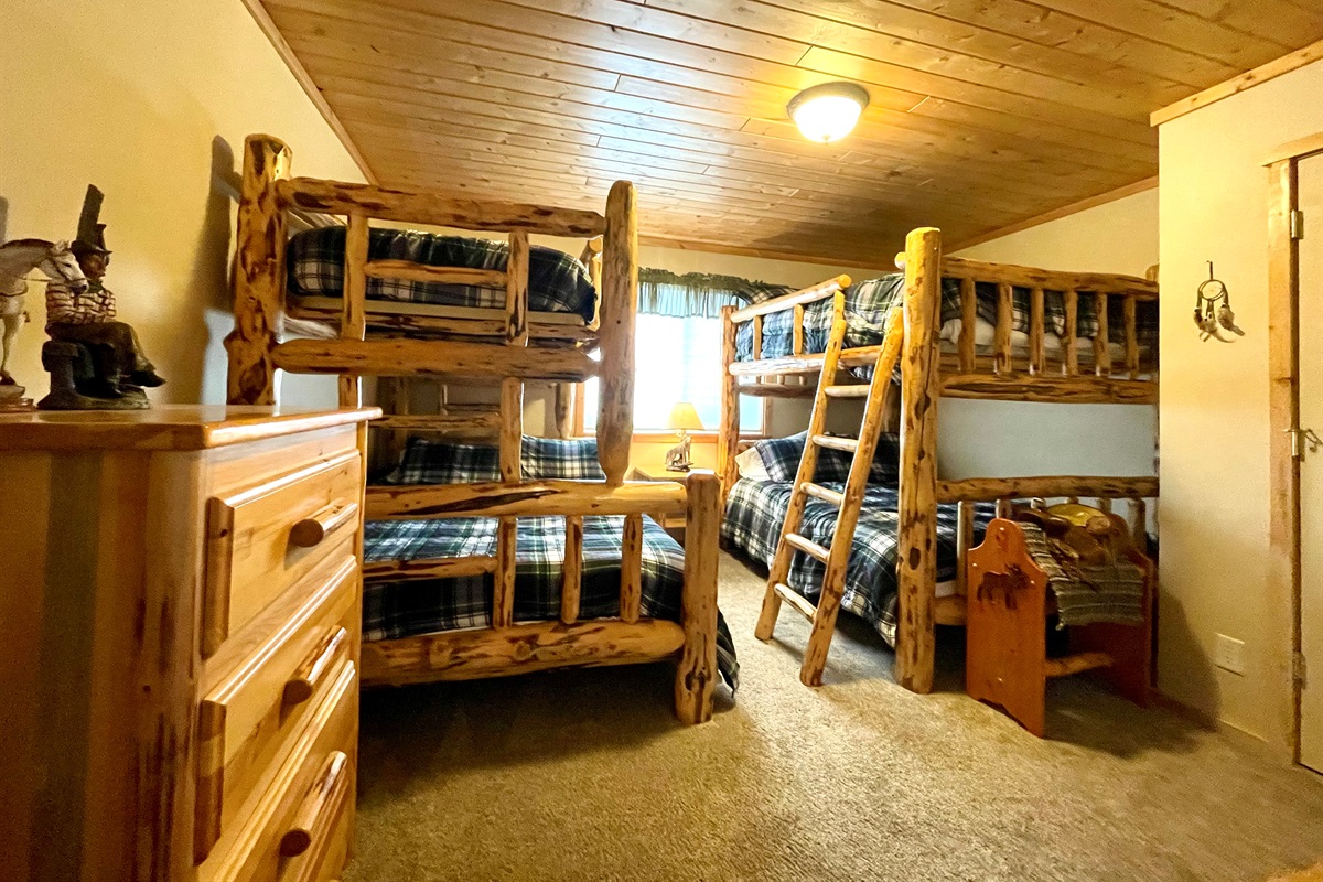 Bunks 3 Queens, 1 Twin