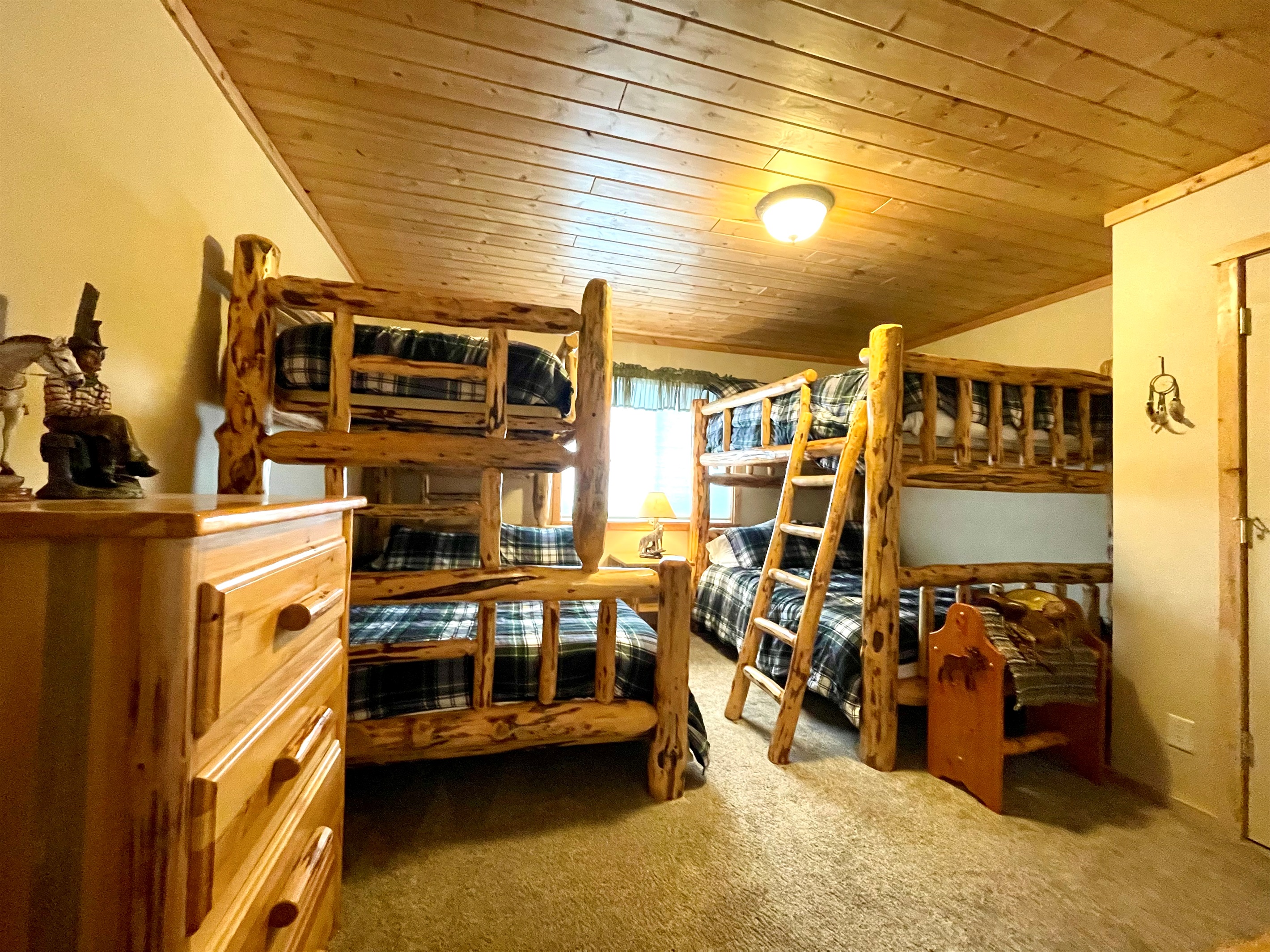 Bunks 3 Queens, 1 Twin