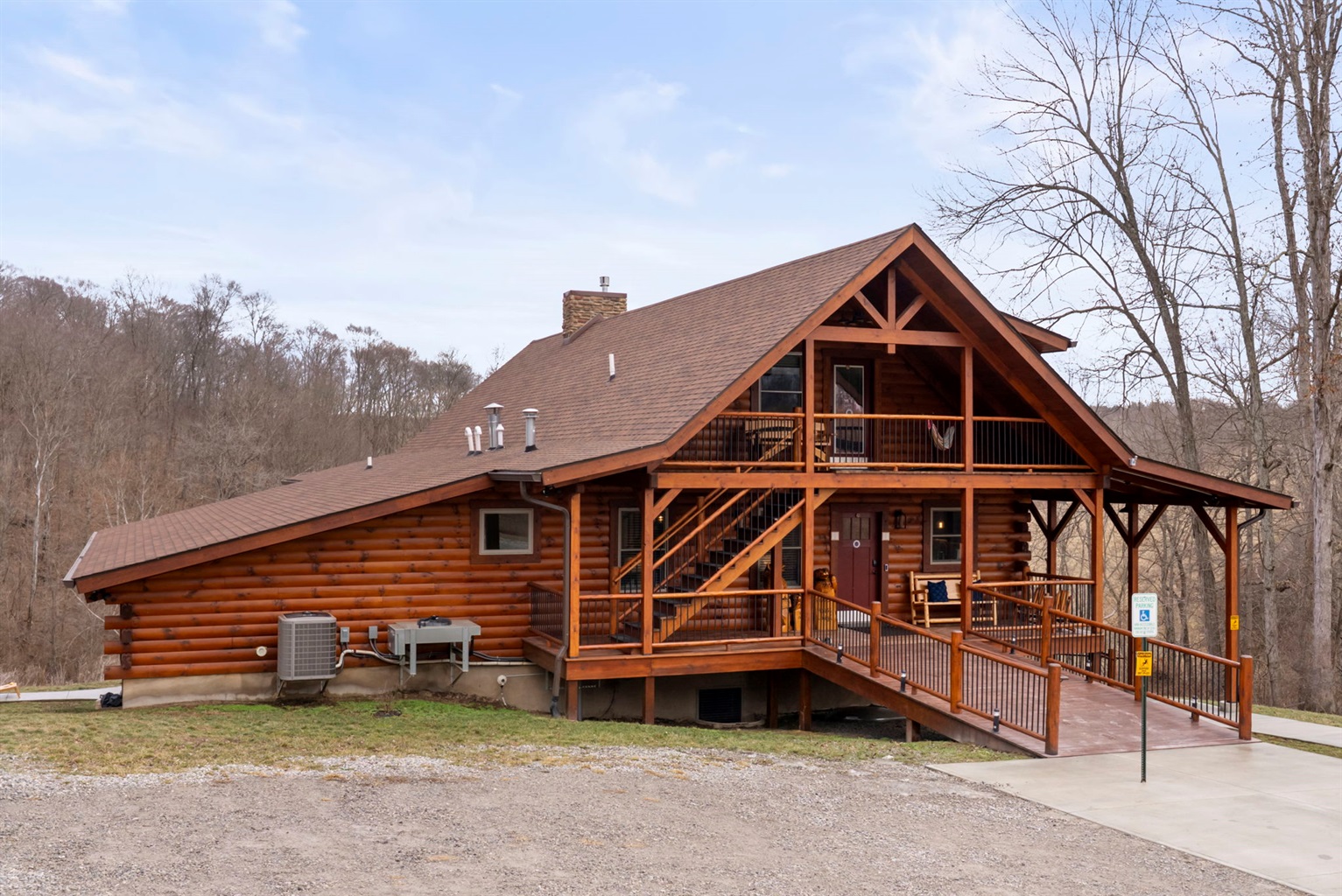 Pool House Lodge log cabin in Hocking Hills with ramp access and large porch