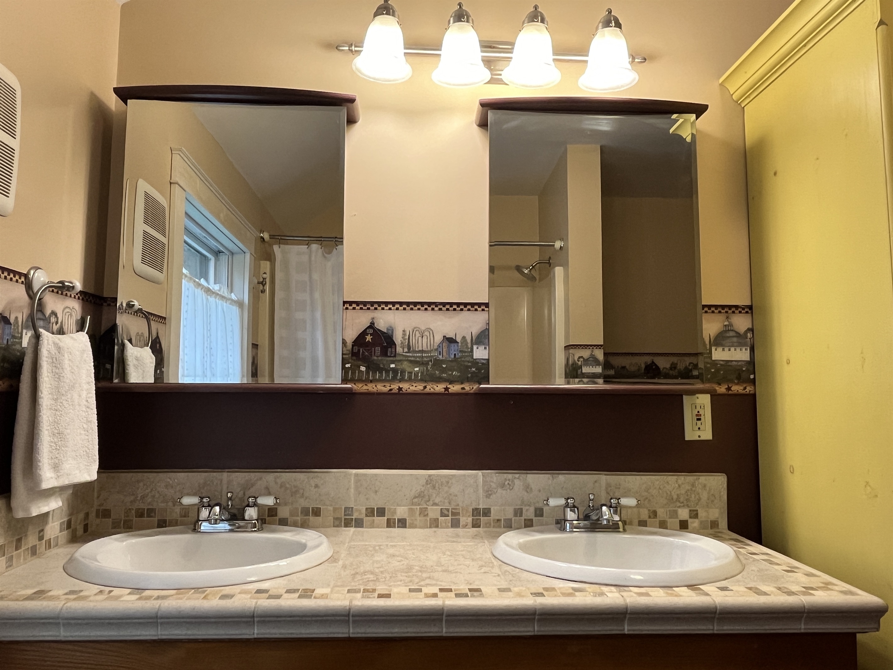 Bath with tub/shower off hallway