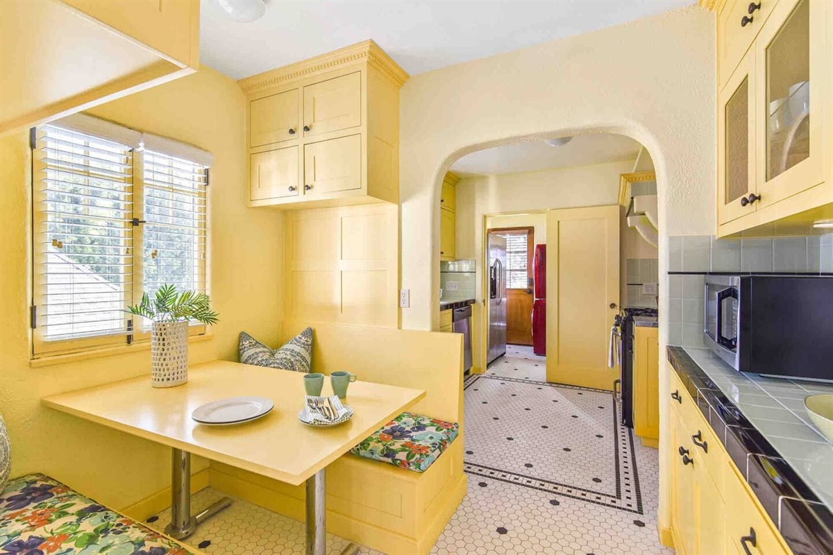 This cheerful eat-in kitchen nook is the perfect breakfast seat (besides the numerous hot spots to walk to)- Toast Bakery Cafe, Pitchoun, Eggslut and Kreation to name a few! 