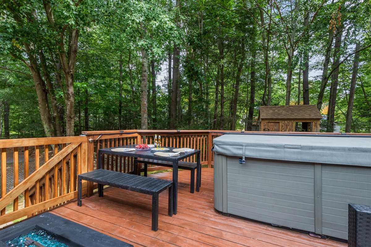 Hot Tub on the deck!!