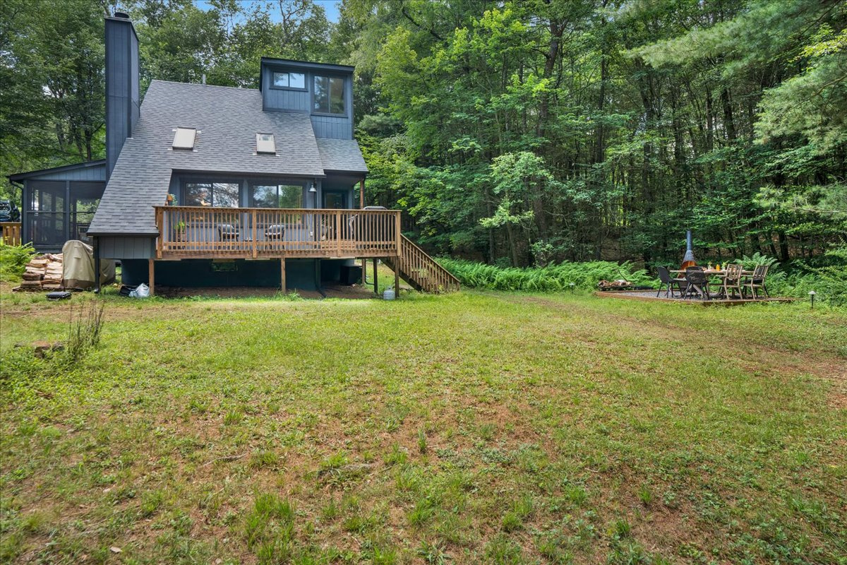 Riverfront Retreat is the perfect getaway! A great place to unwind and enjoy peace and quiet while being close to outdoor activities and restaurants.
