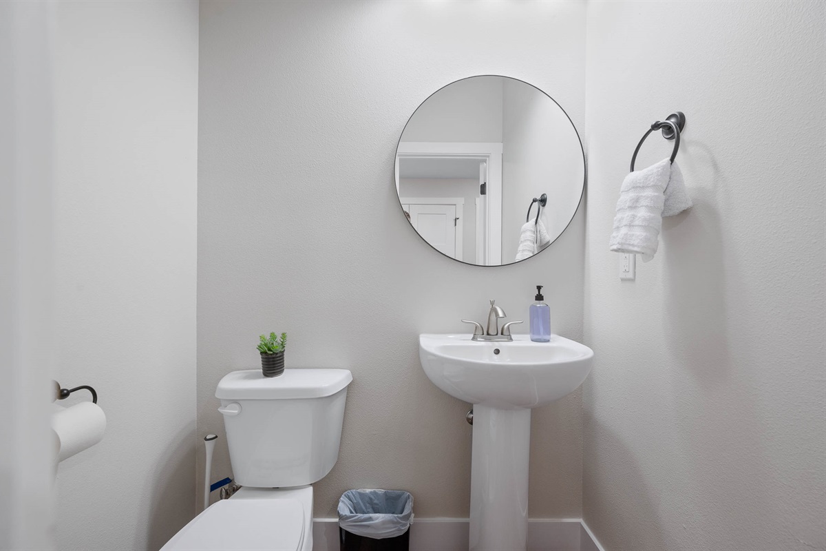 Lower level 1/2 bathroom