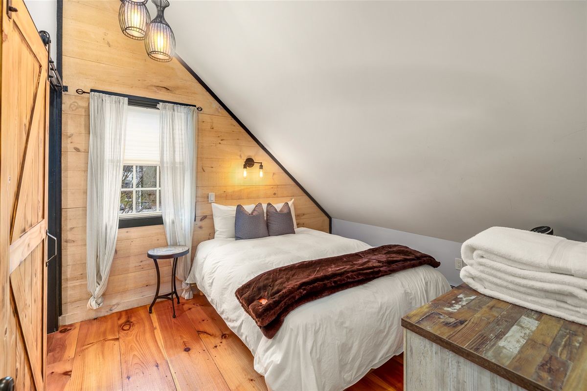 Queen room with ensuite bathroom