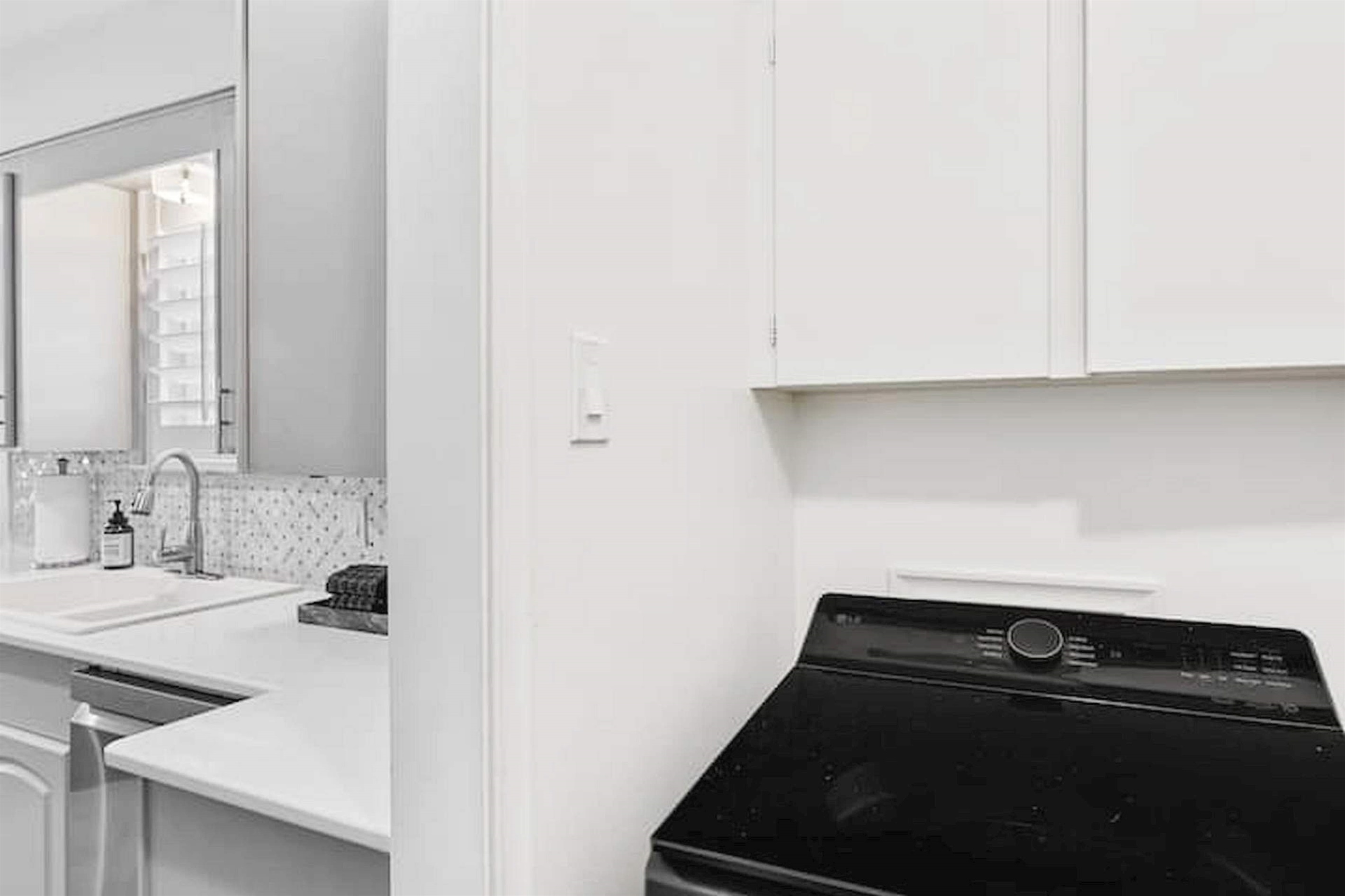 Convenient in-home laundry area with modern appliances and added storage to make longer stays feel easy and comfortable. ✨🧺
