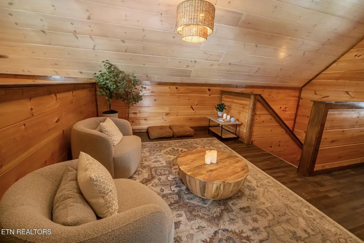 Marigold Cabin offers a flexible bonus room that provides additional sleeping or lounging space, making it ideal for larger groups and families visiting Pigeon Forge, TN. This extra space ensures every guest has room to spread out comfortably.