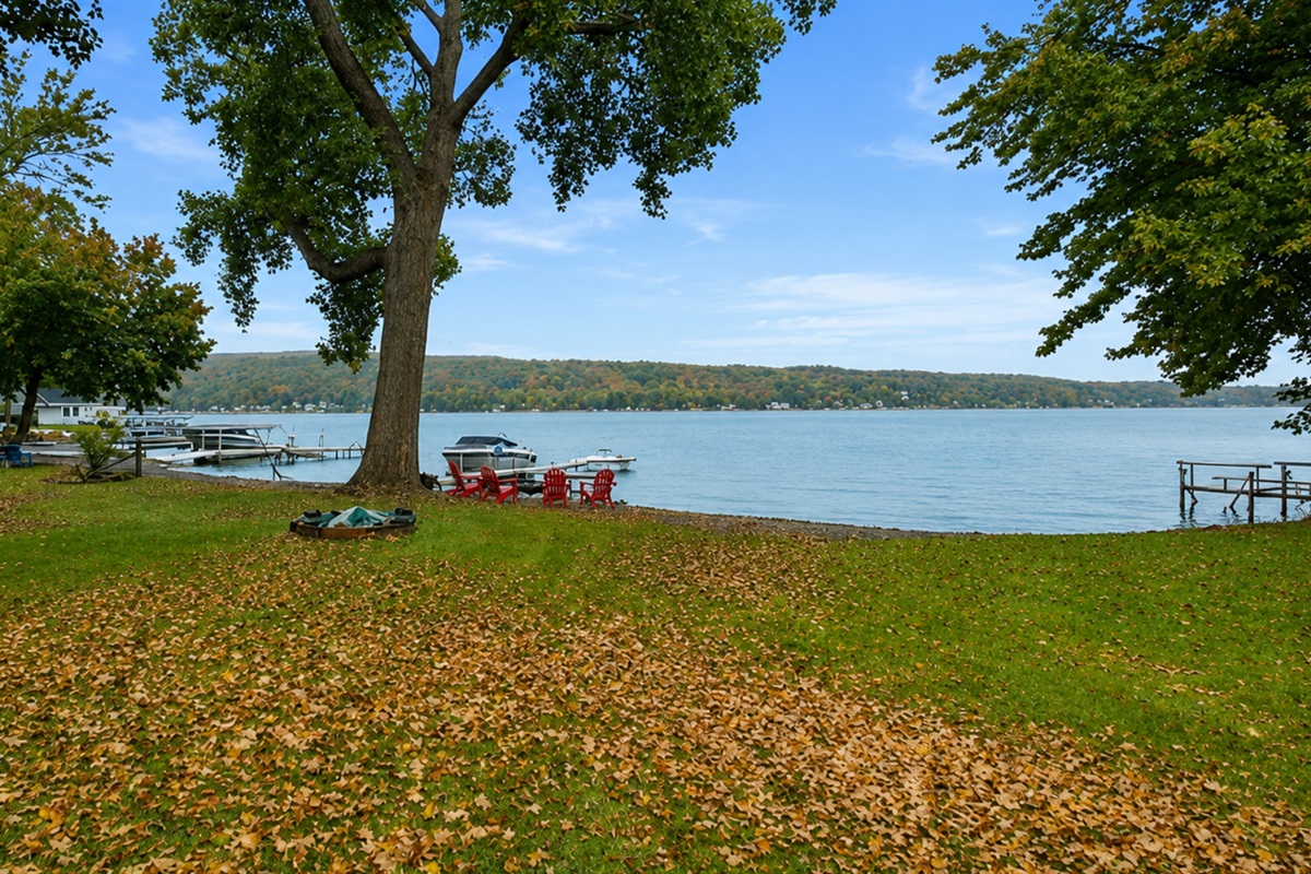 An expansive open space adorned with a captivating view of the lake. The unobstructed layout allows for a seamless connection with the scenic beauty outside, creating a tranquil and picturesque environment