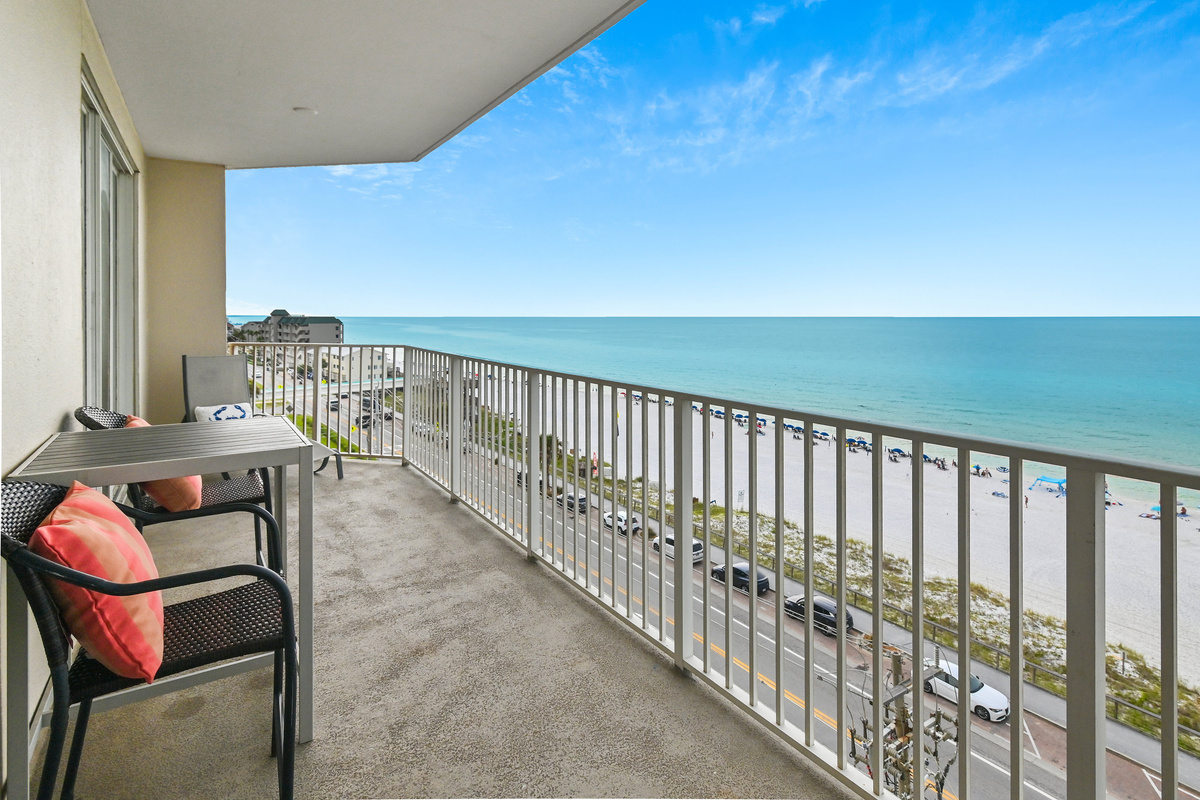 Stunning views from this 7th Floor, Corner-Unit Condo! The perfect place to enjoy your morning coffee or a cold afternoon beverage.