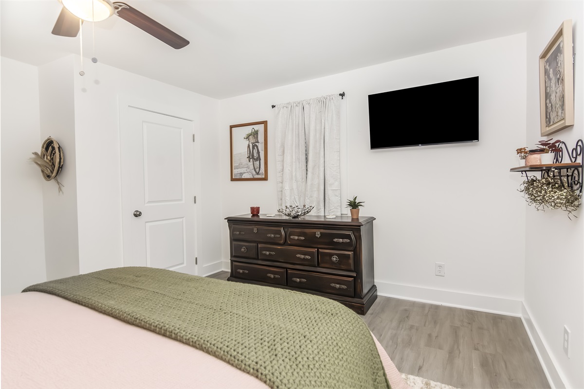 Guest bedroom #2 - dresser and smart V