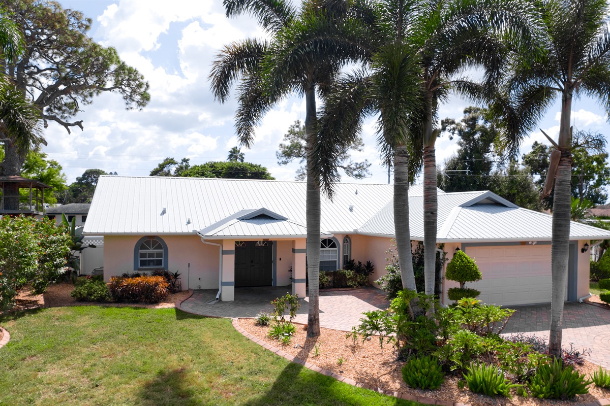 A perfect welcome from every angle. This shot captures the home’s bright facade and guest-friendly parking, designed for comfort and convenience.