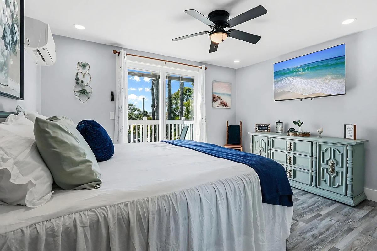 Biltmore Beach Aloft (3rd floor) - 1st bedroom with king bed