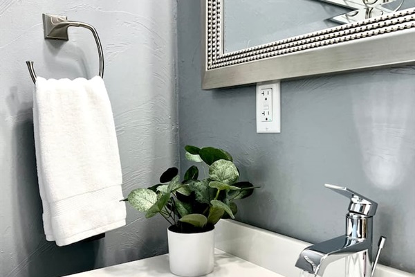 Full bathroom equipped with all the essentials for a comfortable stay.