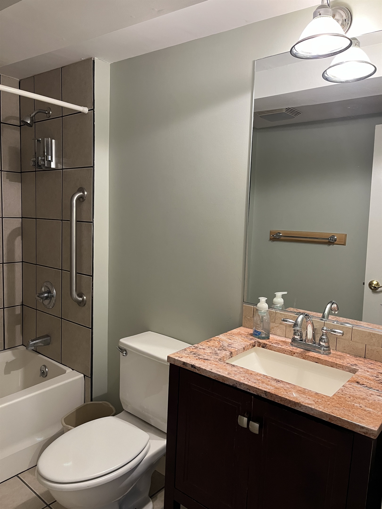 Queen #3 ensuite bath with tub/shower