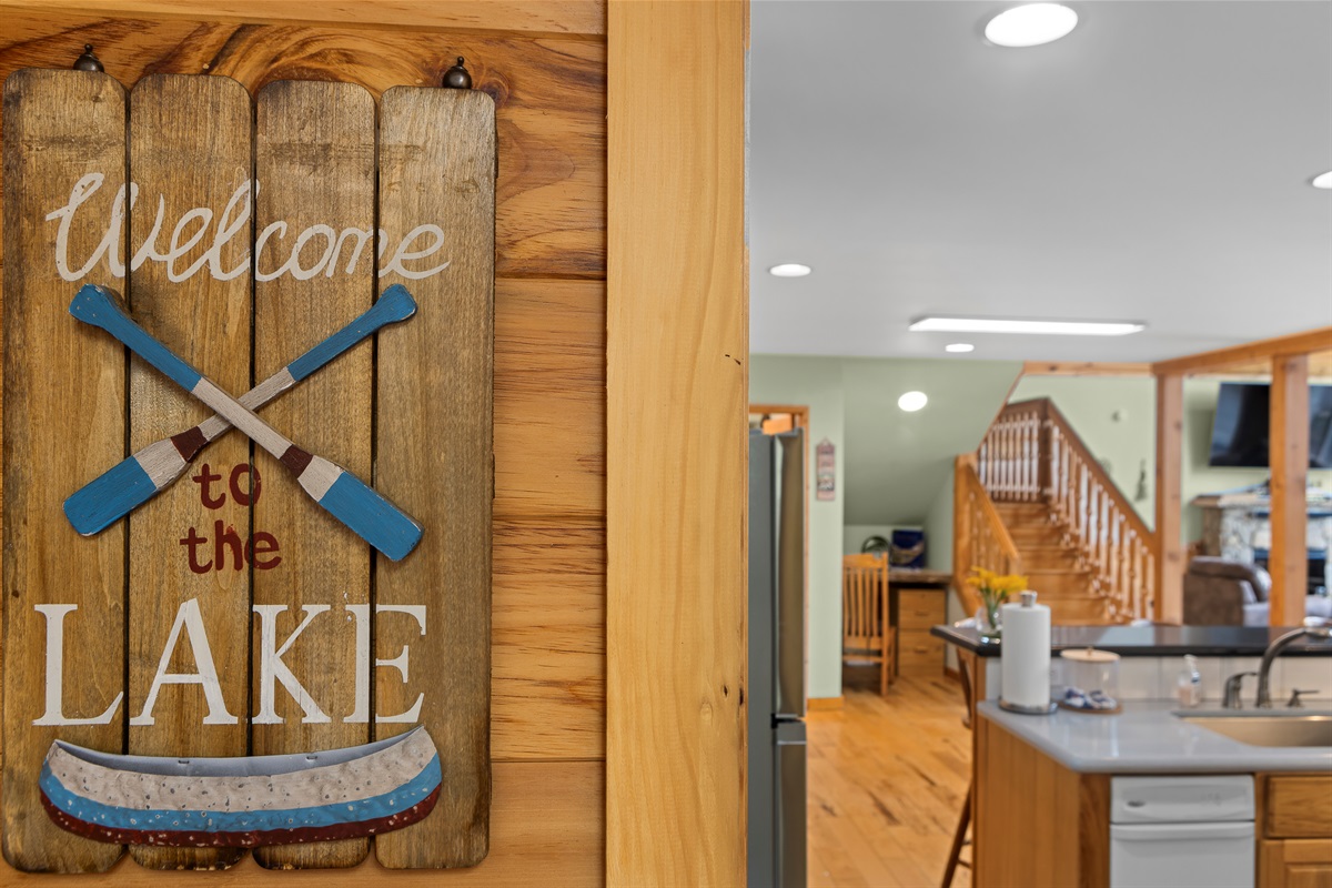 Welcome to 5 Echos: Rustic charm meets modern comfort in this inviting open layout kitchen!